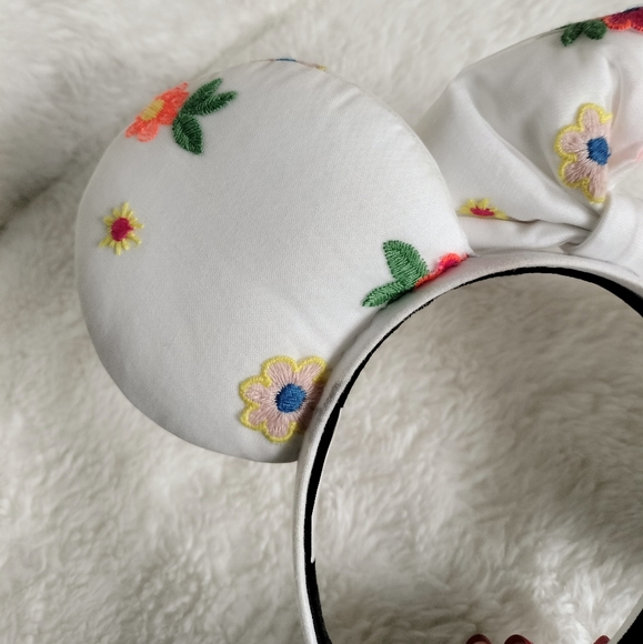 ✨SOLD✨Embroidered Flower Mouse Ears - Picture 8 of 10